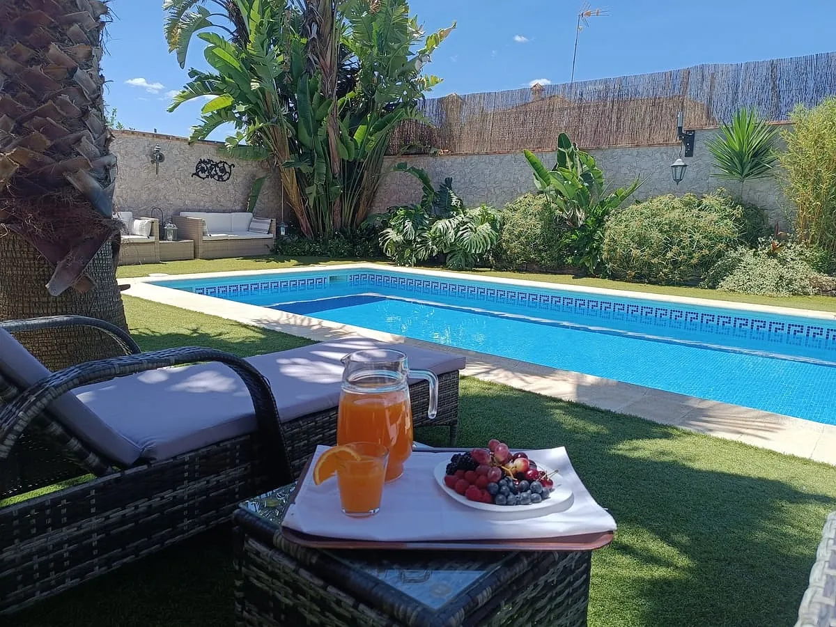 Alojamiento Rural Los Claveles desayuno junto a piscina